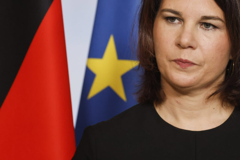 Nemecká ministerka zahraničných vecí  Annalena Baerbocková počas spoločnej tlačovej konferencie s francúzskou rezortnou kolegyňou Catherine Colonnovou v Elyzejskom paláci v Paríži v stredu 10. mája 2023. Foto: TASR/AP