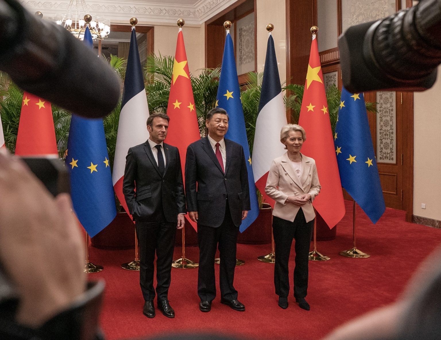 Emmanuel Macron a Ursula von der Leyenová spolu s čínskym prezidentom Si Ťin-pchingom počas návštevy Číny. Foto: Emmanuel Macron/Twitter