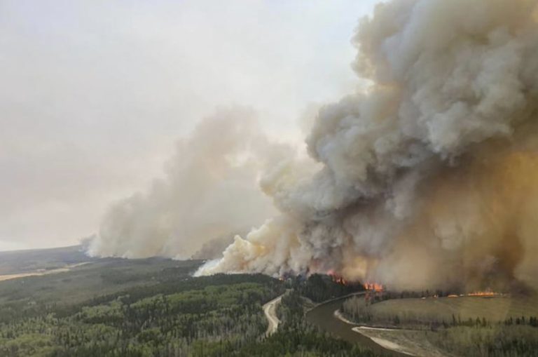Kanada: V provincii Alberta pre požiare vyhlásili núdzový stav a evakuovali desaťtisíce ľudí
