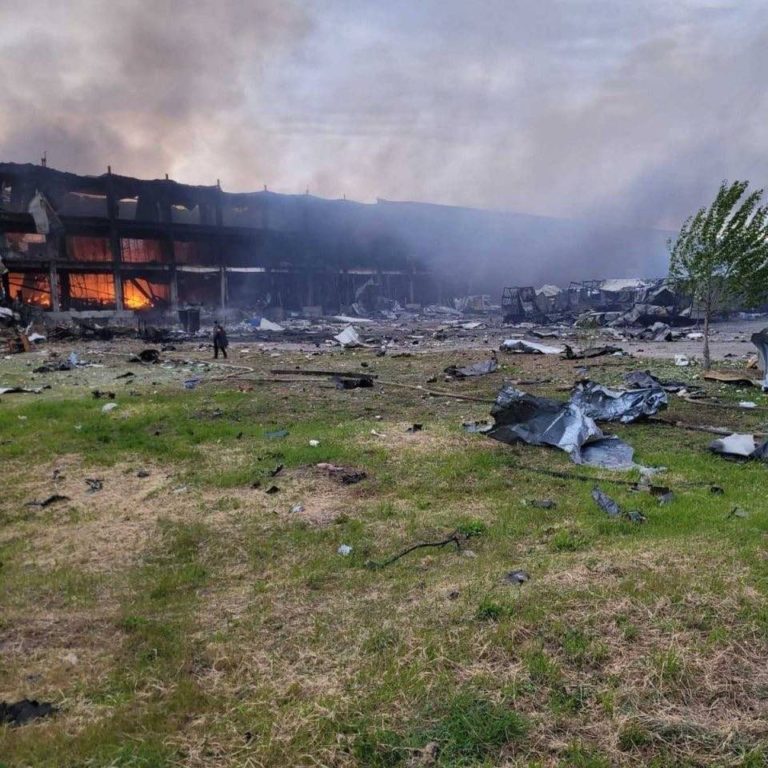 Raketový útok zničil sklad spoločnosti Červeného kríža v Odese. Foto: Twitter/ Defense of Ukraine