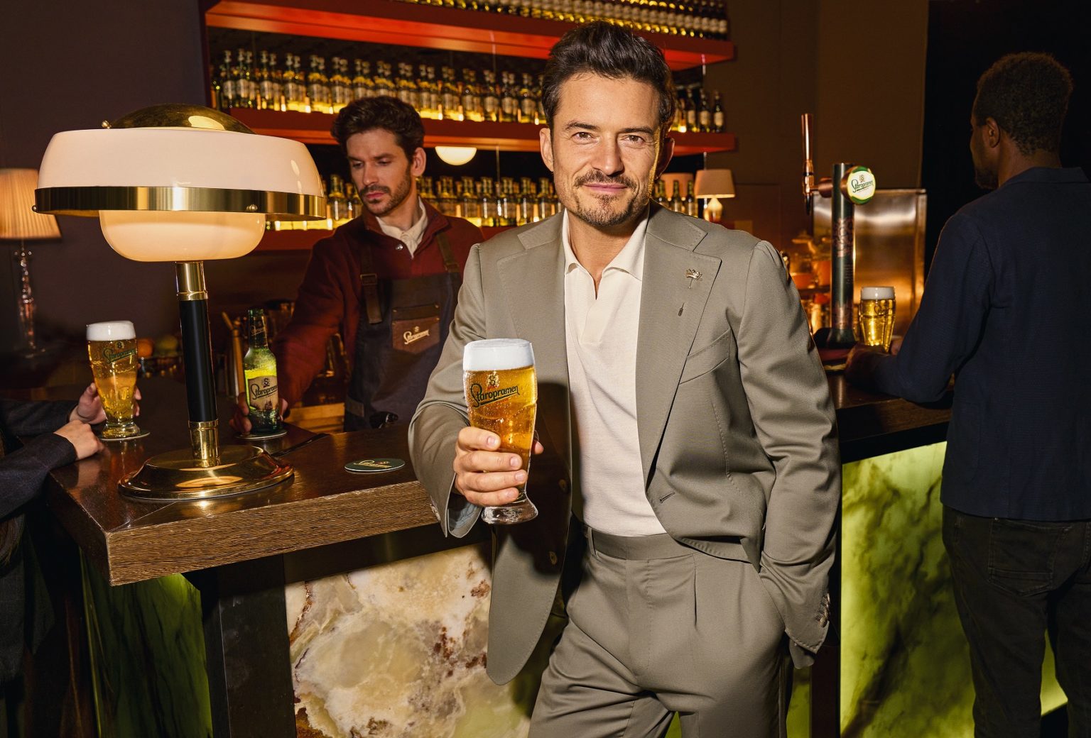 Orlando Bloom držiaci pivo značky Staropramen. Foto: Poslední skaut™/Twitter