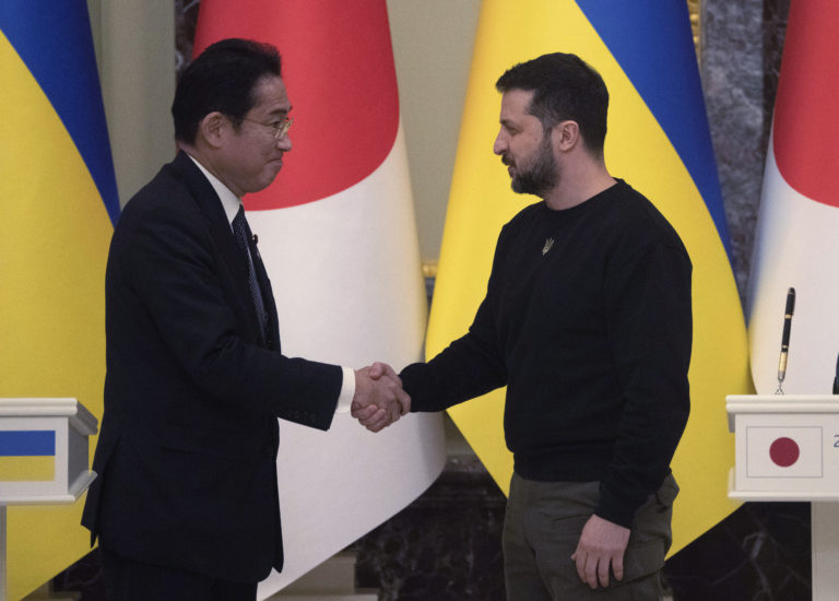 Na archívnej snímke z 21. marca 2023 japosnký premiér Fumio Kišida (vľavo) a ukrajinský prezident Volodymyr Zelenskyj si podávajú ruky po spoločnej tlačovej konferencii v Kyjeve. Foto: TASR/AP