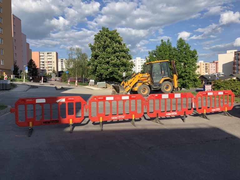 Súkromník buduje v Trenčíne nové parkovacie miesta. Vyriešia dlhodobý problém?