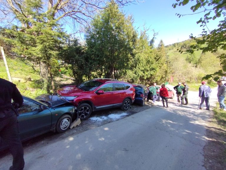 Vodič nezvládol riadenie, prešiel do protismeru a narazil do troch stojacich vozidiel. Foto: Pavol Konštiak