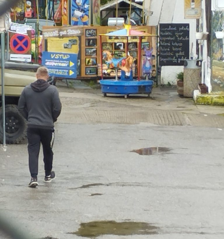 Zdrvený syn nedokáže o tragédií rozprávať. FOTO: Pavol Konštiak