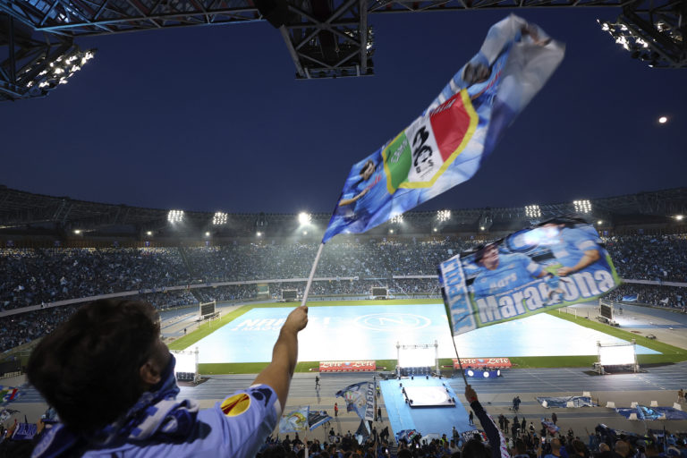 Fanúšikovia Neapola sledujú futbalový zápas 33. kola Serie A medzi Udinese a Neapolom na veľkoplošnej obrazovke na štadióne Diega Armanda Maradonu v Neapole. Foto: TASR/AP