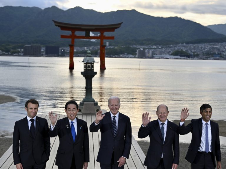 Emmanuel Macron, Fumio Kišida, Joe Biden, Olaf Scholz a Rishi Sunak počas samitu skupiny G7 v Japonsku. Foto: TASR/AP 
   