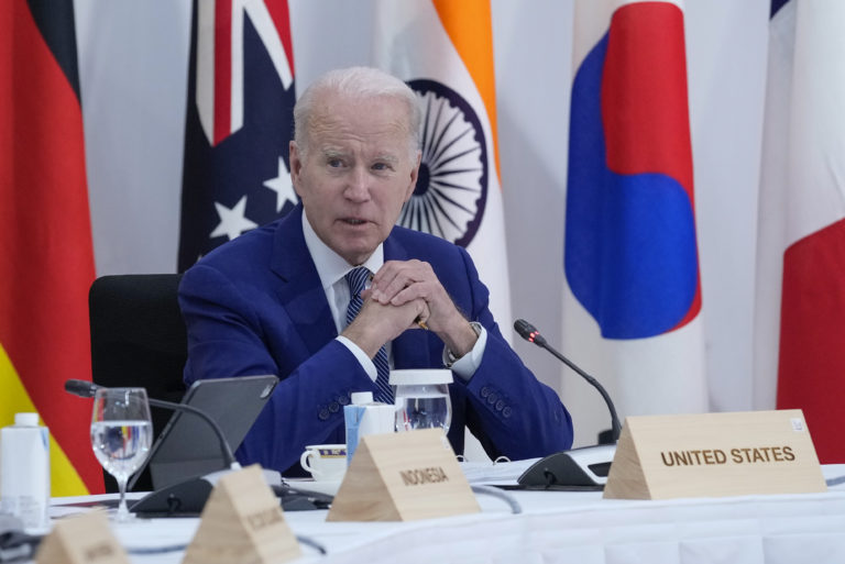 Americký prezident Joe Biden rozpráva počas rokovania na stretnutí skupiny G7 (siedmich najbohatších ekonomík sveta) v japonskom meste Hirošima 20. mája 2023. Foto: TASR/AP