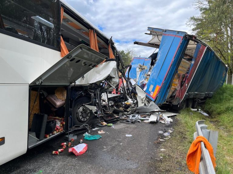 Aktualizované: Fotky, z ktorých mrazí. Diaľnica je po nehode kamióna s autobusom prejazdná