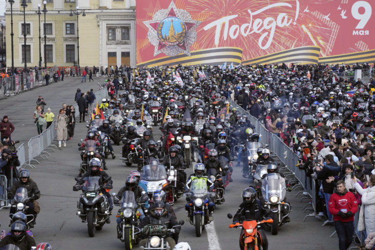 Rusi aj s Nočnými vlkmi si v Berlíne pripomenuli padlých sovietskych vojakov