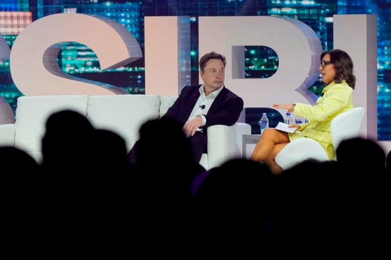 Elon Musk a Linda Yaccarinová. Foto TASR/AP