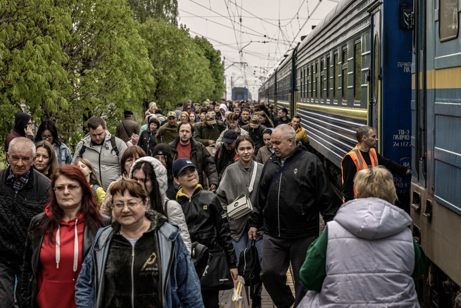 Vlak zo Ľvova na západe Ukrajiny a Kyjeva, hlavného mesta krajiny, dorazil minulý týždeň do Pokrovska vo východnej Doneckej oblasti. Foto: Finbarr O’Reilly/New York Times
