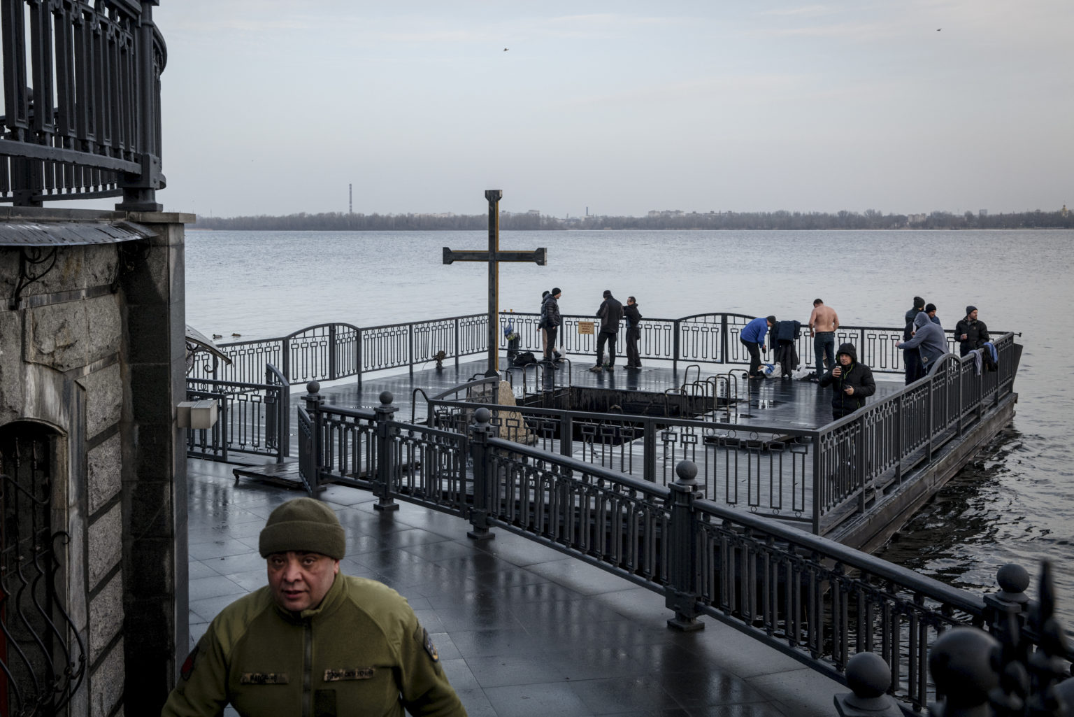 Príprava na ponorenie sa do vody rieky Dneper pri príležitosti pravoslávneho kresťanského sviatku Zjavenia Pána v Dnepri. Foto: Nicole Tung/New York Times
