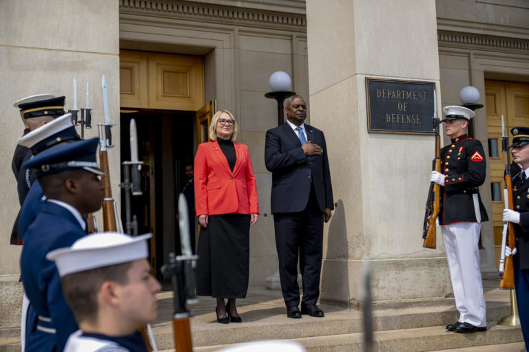 Česko podpísalo dohodu o obrannej spolupráci s USA