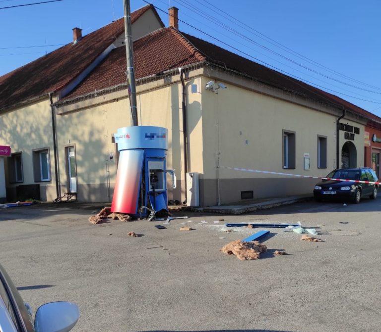 Aktualizované: Po výbuchu bankomatu sú páchatelia na úteku. Polícia žiada o pomoc