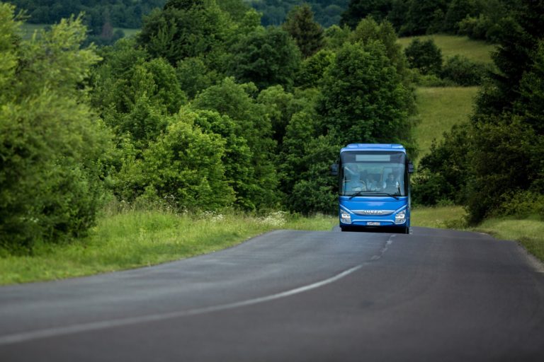 Cestujúci v prímestskej autobusovej doprave si priplatia