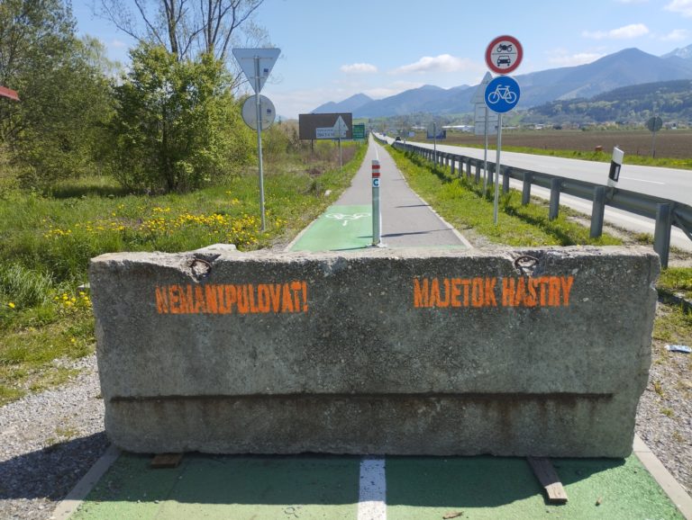 Cyklotrasu v Terchovskej doline zablokovali. Foto: Pavol Konštiak