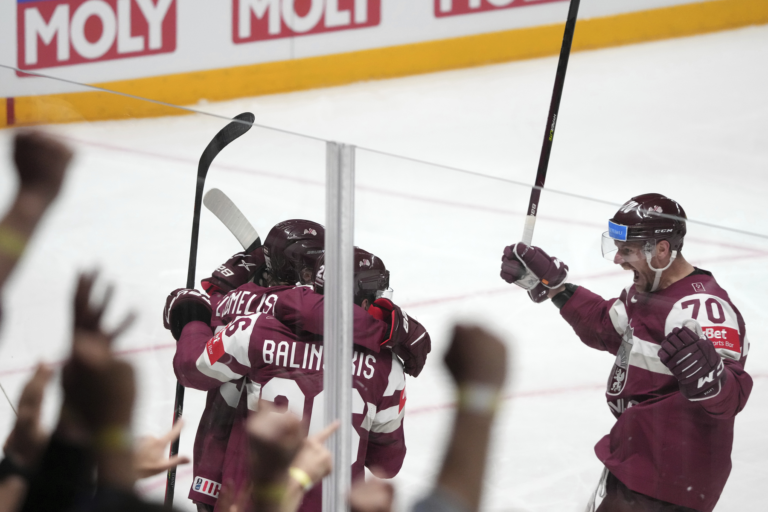Lotyšskí hokejisti sa tešia z gólu vo štvrťfinálovom zápase Lotyšsko - Švédsko na 86. majstrovstvách sveta v ľadovom hokeji v lotyšskej Rige vo štvrtok 25. mája 2023. Foto: TASR/AP