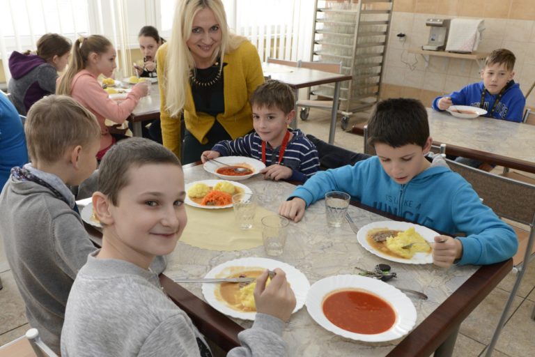 Na dotované obedy má od septembra nárok viac detí. Nezmeškajte termín na podanie žiadosti