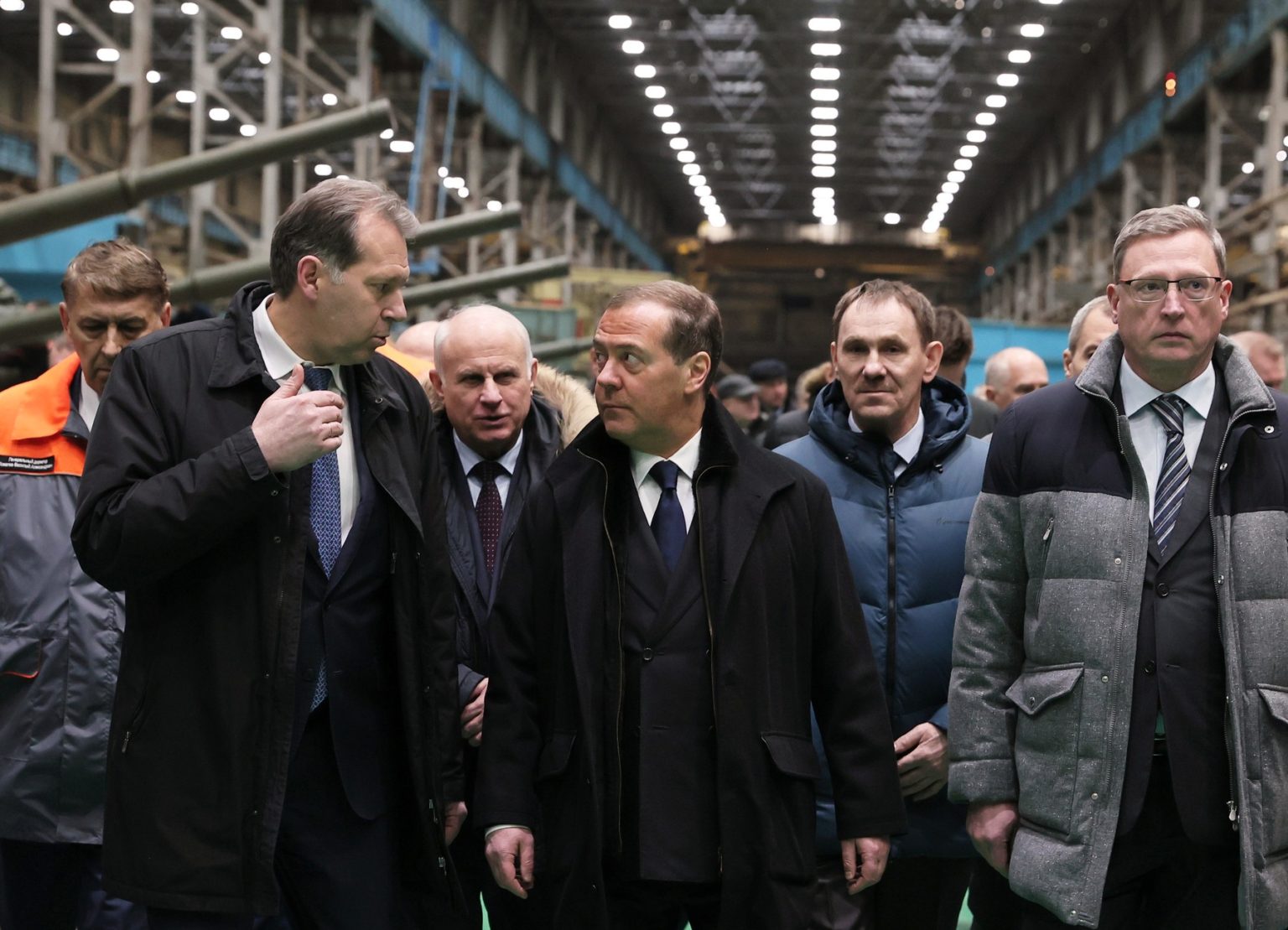 Dmitrij Medvedev pri návšteve Uralvagonzavodu. Zdroj: Profimedia 