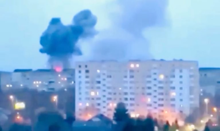 Boje v ruskom pohraničí. K útoku sa prihlásili proukrajinskí ozbrojenci vedení neonacistom