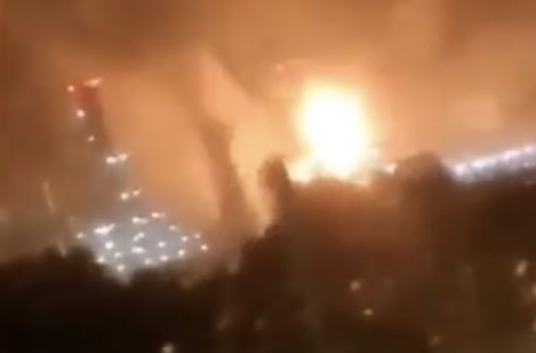 V Krasnodarskom kraji v Rusku horí ropná rafinéria. Na objekt zaútočili dronmi