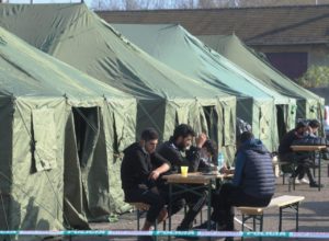 Prevádzači radia migrantom, aby sa hlásili na slovenskej polícii