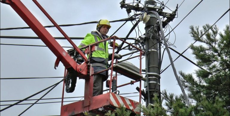 Energetici sa pustili do rekonštrukcie elektrického vedenia