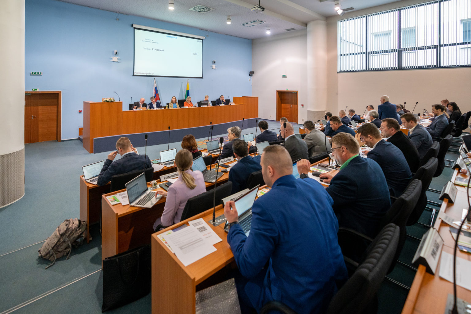 Krajskí poslanci dnes úver "rozmieňali na drobné". Foto: ŽSK