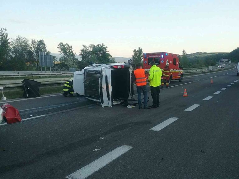 Na diaľnici sa zrazili dve autá. Jeden človek utrpel zranenia