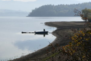 Na Liptovskej Mare sa potopil čln s rybármi. Dvoch hľadajú potápači!