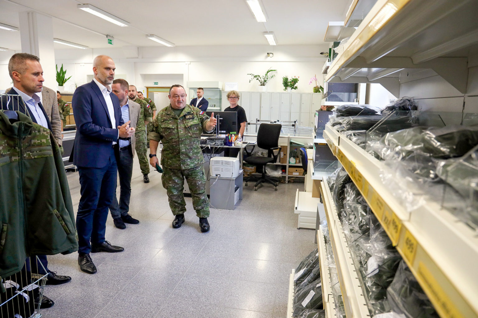 Minister obrany Martin Sklár navštívil základňu v Nemšovej. Foto: MO SR