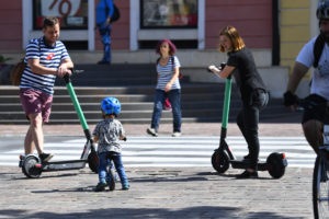 Elektrické kolobežky budú podliehať povinnému zmluvnému poisteniu. Koľko si priplatíte?