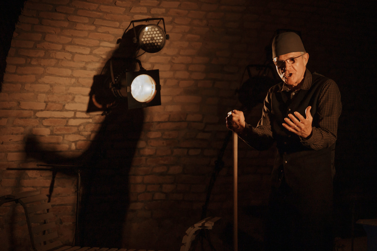 Na snímke herec Štefan Bučko pri recitácii ukážky z inscenácie Časy, časy, mrcha časy z Hviezdoslava  počas slávnostného otvorenia nových priestorov divadla Teatro Colorato. Foto: Pavel Neubauer/TASR
