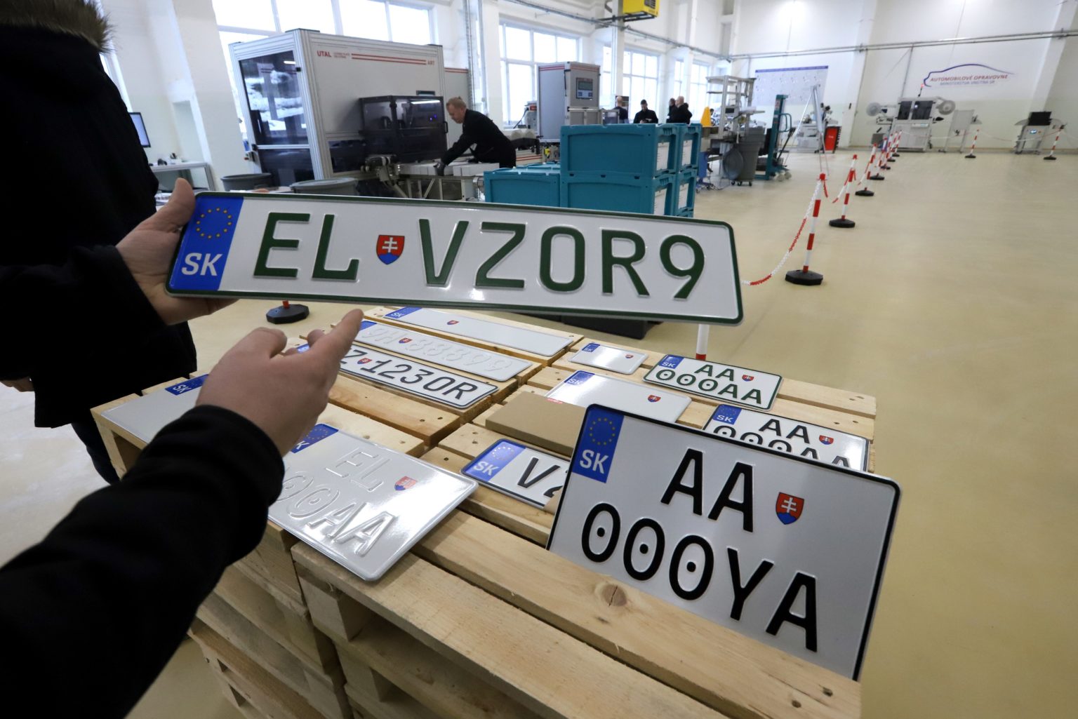 Na snímke výroba nových EČV (evidenčných čísiel vozidiel) v automobilových opravovniach ministerstva vnútra v Banskej Bystrici.
Foto: Ján Krošlák/TASR