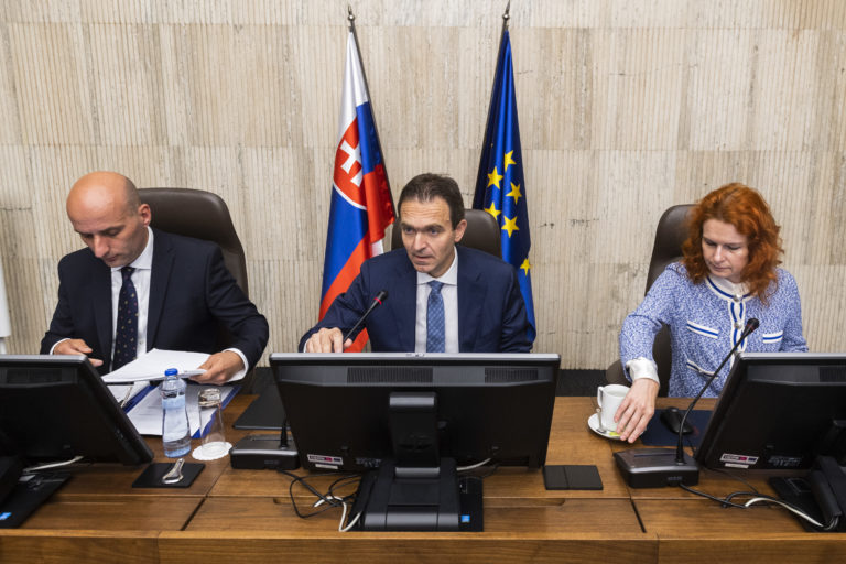 Na snímke zľava minister financií SR Michal Horváth, predseda vlády SR Ľudovít Ódor a podpredsedníčka vlády SR Lívia Vašáková počas rokovania 4. schôdze vlády SR v Bratislave 7. júna 2023. Foto: TASR/Jaroslav Novák
