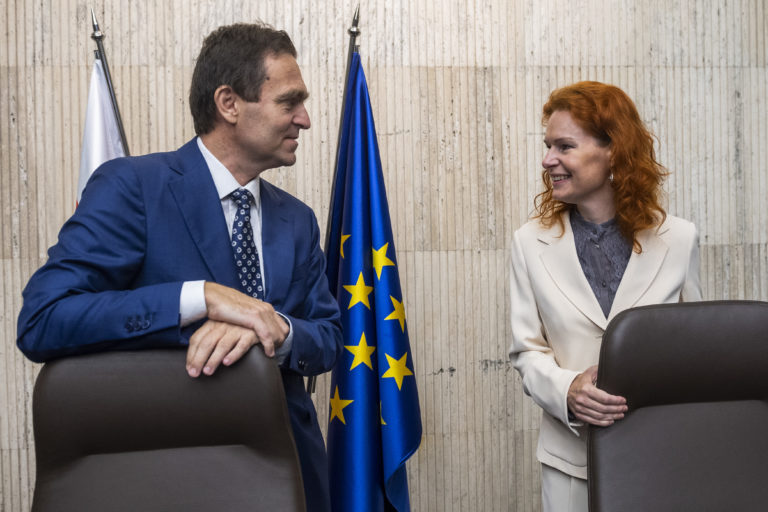 Na snímke predseda vlády SR Ľudovít Ódor a podpredsedníčka vlády SR Lívia Vašáková. Foto: Jaroslav Novák/TASR