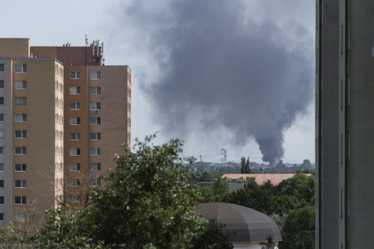 Koncentrácia častíc PM10 v Rovinke dosiahla úroveň „veľmi zlá“. Požiar ešte nie je pod kontrolou