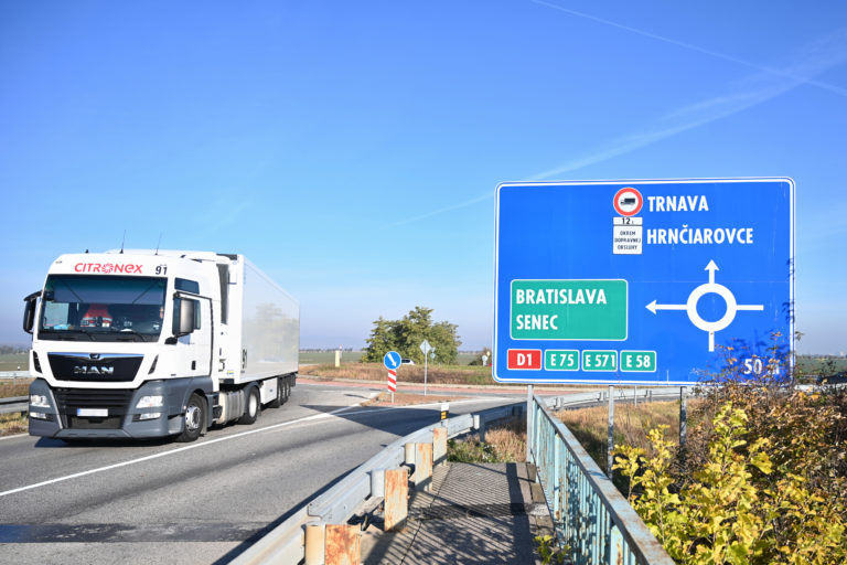 SkyToll bude vyberať mýto do konca roku 2024. Občania budú naďalej platiť za predražené služby, reaguje SaS