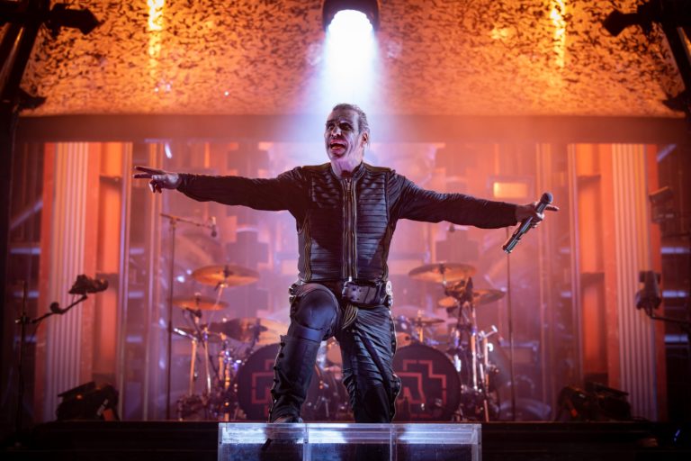 Spevák kapely Rammstein sa konečne vyjadril k obvineniam zo sexuálneho násilia