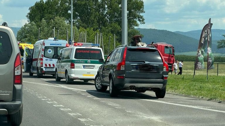 Vodiči, pozor: Vážna dopravná nehoda! Počítajte s kolónami