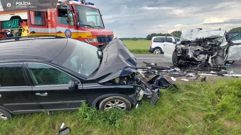 V obci Strekov sa čelne zrazili autá, traja ľudia sú mŕtvi