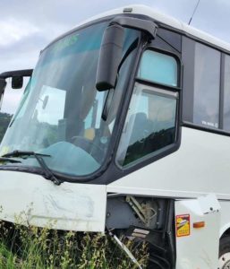 Pri Novom Meste havaroval autobus plný detí. Zasahoval vrtuľník