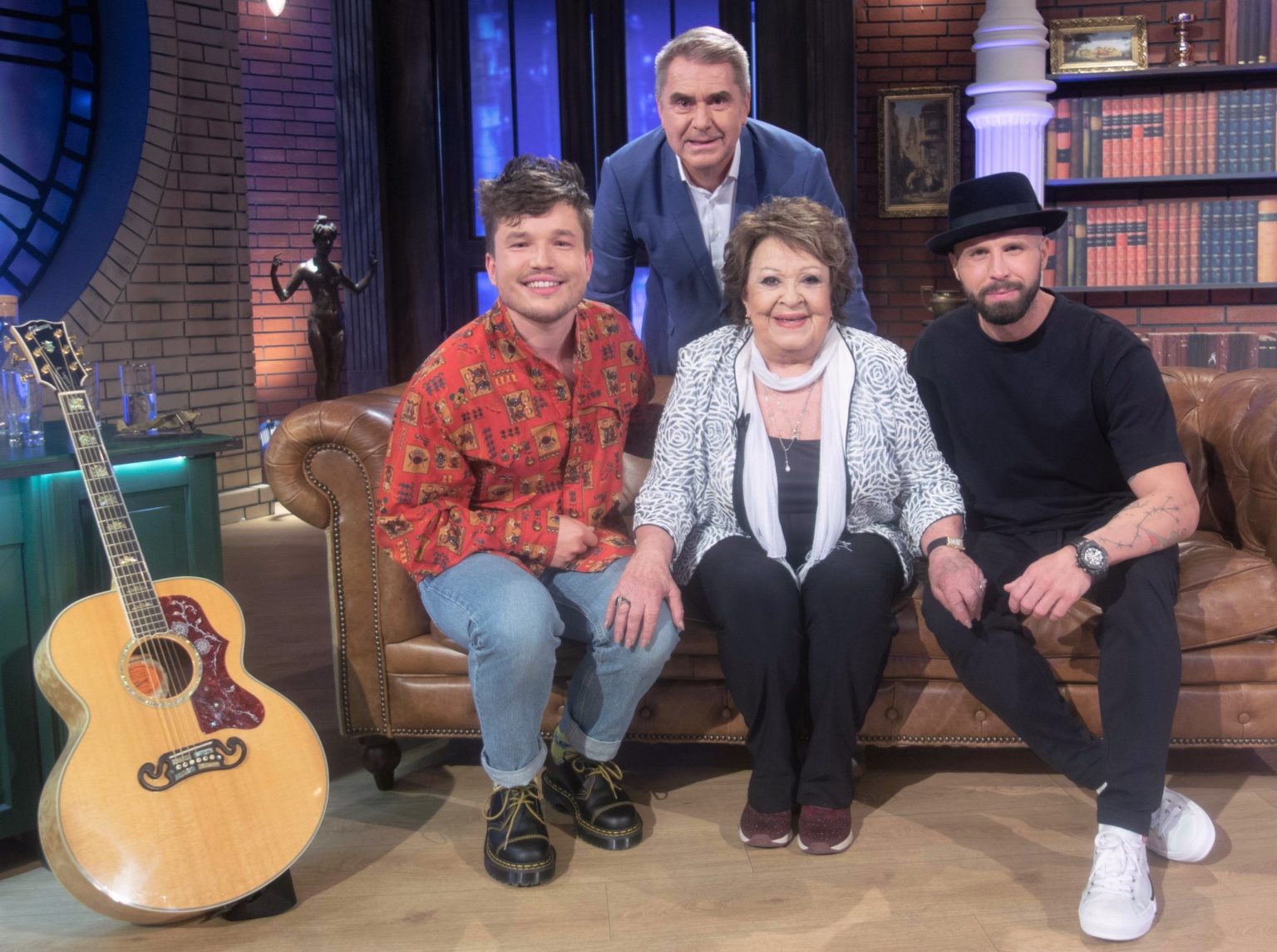 Moderátor Peter Marcin so svojimi hosťami v talkshow Neskoro večer. Foto: FB/Neskoro večer