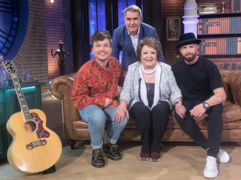 Moderátor Peter Marcin so svojimi hosťami v talkshow Neskoro večer. Foto: FB/Neskoro večer