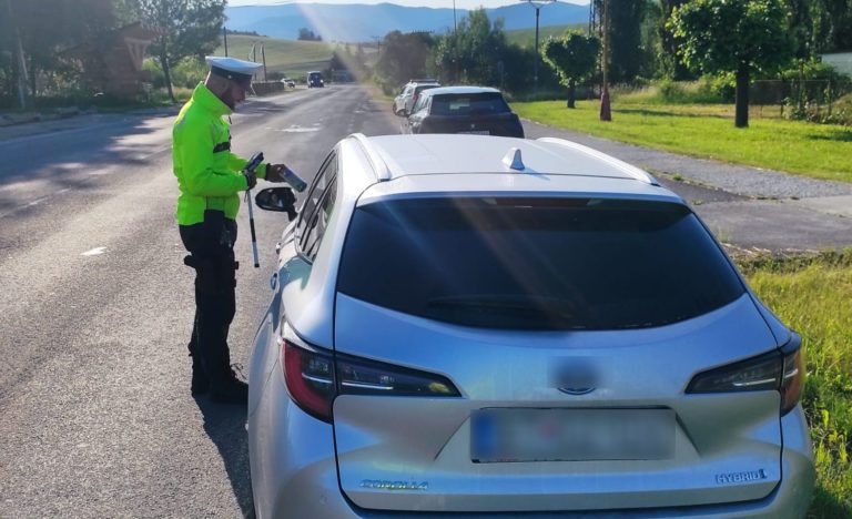 Policajti sú pravidelne na cestách a kontrolujú vodičov, či nie sú pod vplyvom alkoholu (ilustračná fotografia) FOTO: Polícia SR