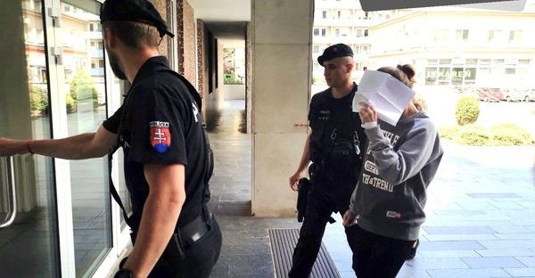 Kukláči chytili ženu, ktorá dvakrát nahlásila bombu v Trenčíne. Telefón hodila do Váhu