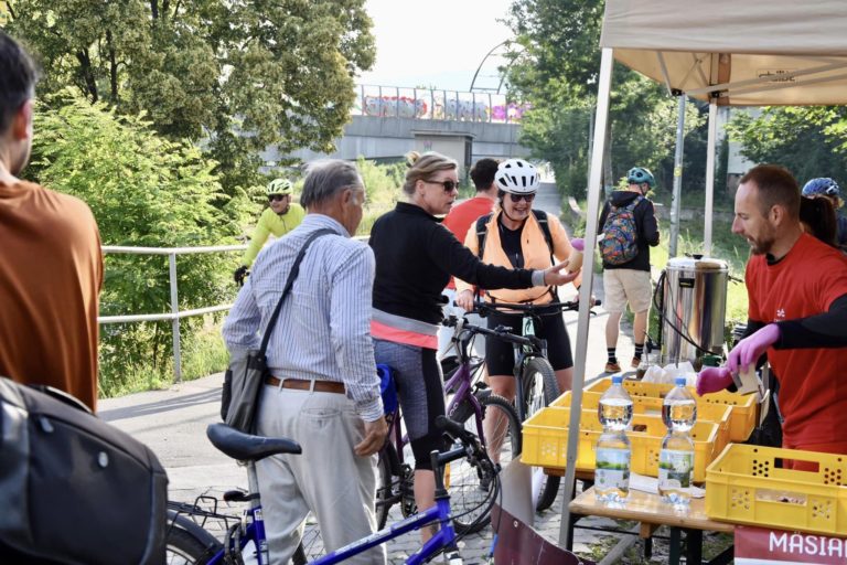 Cyklisti si vychutnali raňajky na moste. Občerstvenie zmizlo za hodinu a pol