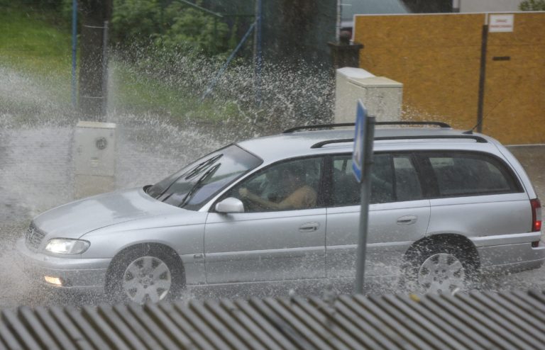 Slovensko zasiahnu búrky s krúpami. Udrú aj na západe