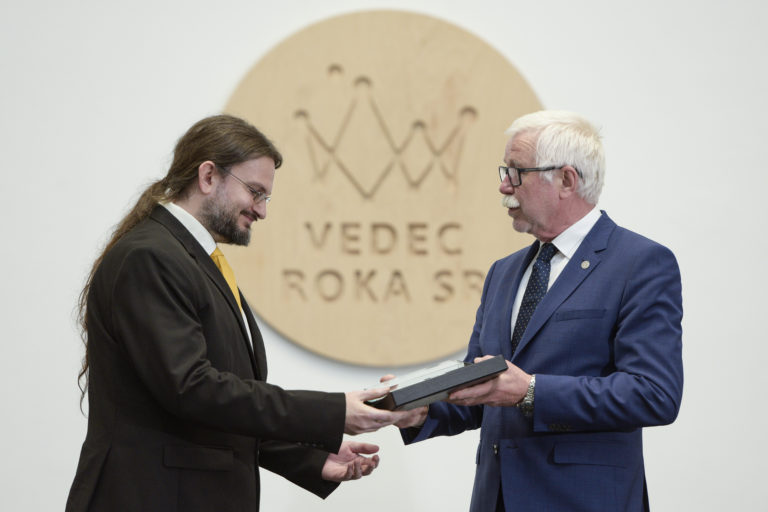 Na snímke zľava Michal Májek si preberá cenu Vedec roka v kategórii Mladý vedecký pracovník z rúk predsedu Slovenskej akadémie vied (SAV) Pavla Šajgalíka počas podujatia Vedec roka 2022. Foto: Pavol Zachar/TASR